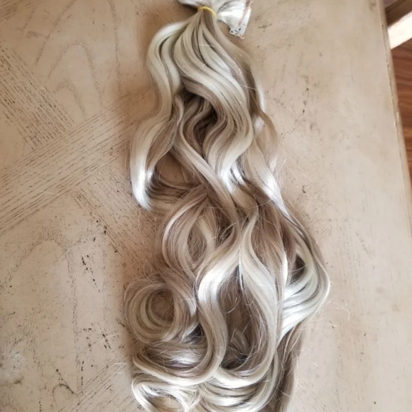 Blonde Wavy Full Head Clip in Extension - Picture 6 of 7